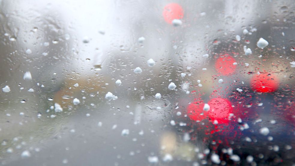 Es wird nasskalt. (Symbolbild) Foto: Wolfgang Kumm/dpa