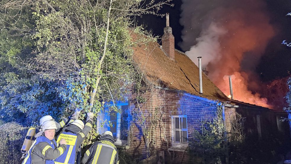 Neben der Feuerwehr waren auch der Rettungsdienst, das Deutsche Rote Kreuz und der Bereitschaftsdienst der Norder Stadtwerke im Einsatz. Foto: Feuerwehr Norden/Thomas Weege