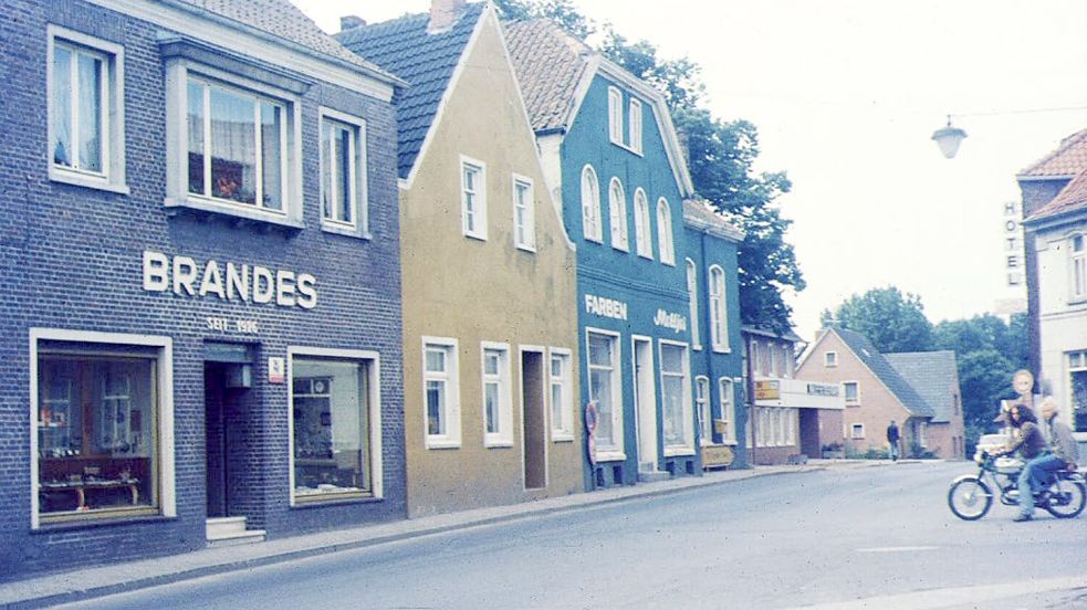 Die Häuserzeile in Oldersum war früher nicht grau, sondern bunt gestrichen, wie diese Aufnahme aus den 1970er Jahren belegt. Foto: Kalendermanufaktur Verden