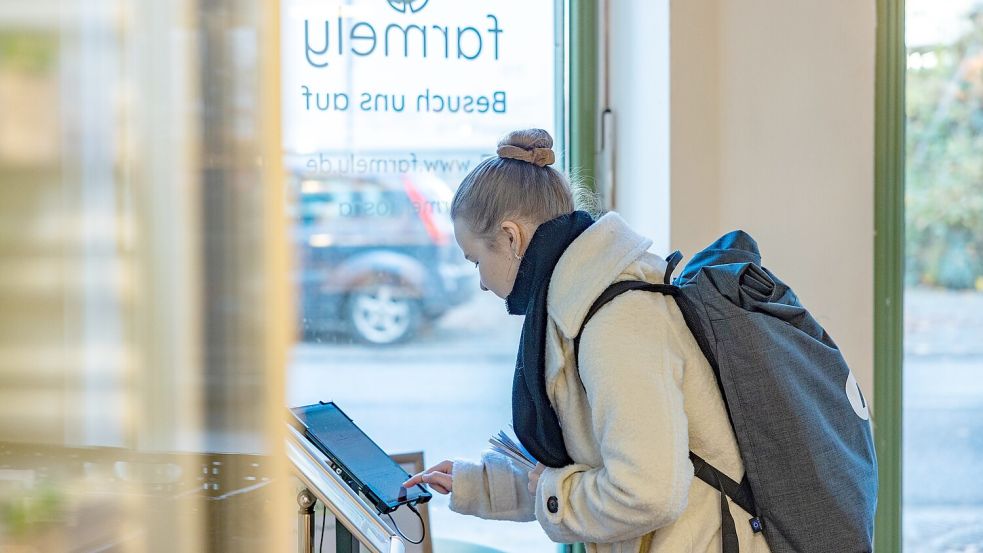 Das Einkaufen von morgen heute schon testen: Im Farmely-Shop an der Lotter Straße steht ein Tablet bereit – daneben eine kurze Bedienungsanleitung. Wie funktioniert Einkaufen mit KI-Unterstützung? Foto: Denise Matthey