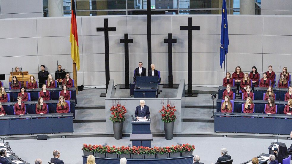 Italiens Staatspräsident Mattarella hält die zentrale Gedenkrede zum Volkstrauertag im Bundestag Foto: Carsten Koall/dpa