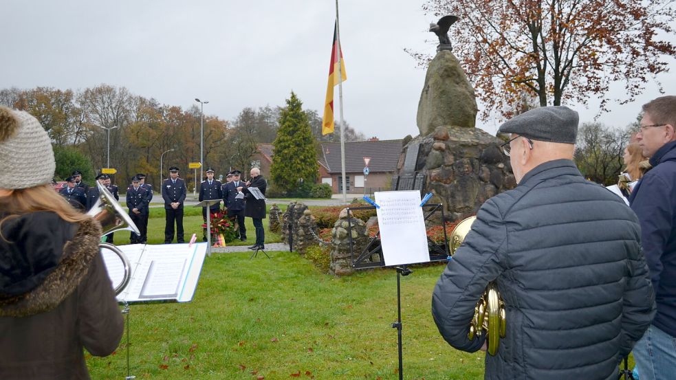 Die Ansprache vor dem Ehrenmal in Ihren / Großwolde zum Volkstrauertag hielt Ihrens Ortsbürgermeister Heinz Wiemers. Er gedachte der Opfer von Krieg und Gewalt, derer, die als Soldaten in den Weltkriegen starben und aller Menschen, die durch Kriege, auf der Flucht und in Gefangenschaft starben oder wegen ihrer Überzeugung oder ihres Glaubens getötet wurden. Der Gedenktag stehe im Zeichen der Hoffnung auf Versöhnung. Foto: Astrid Fertig