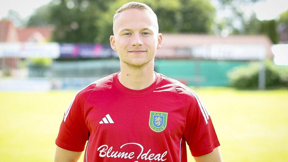 Jannik Stomberg schoss den TuS Pewsum in Middels aus kurzer Distanz in Führung. Foto: Doden/Emden