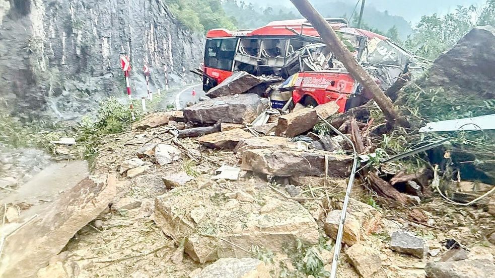 Im vorderen Teil des Busses wurden viele Passagiere eingeklemmt. Foto: Minh Bang/VNExpress via AP/dpa
