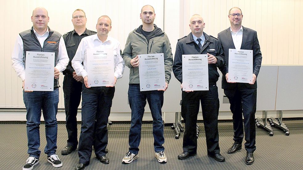 Die Vertreter der Unternehmen Werner Seemann in Ostrhauderfehn (von links), Rettungsleitstelle Ems-Vechte, Kolthoff in Filsum, Sparkasse Leer/Wittmund und Döling Fittings in Neermoor freuen sich über ihre Auszeichnungen. Foto: privat