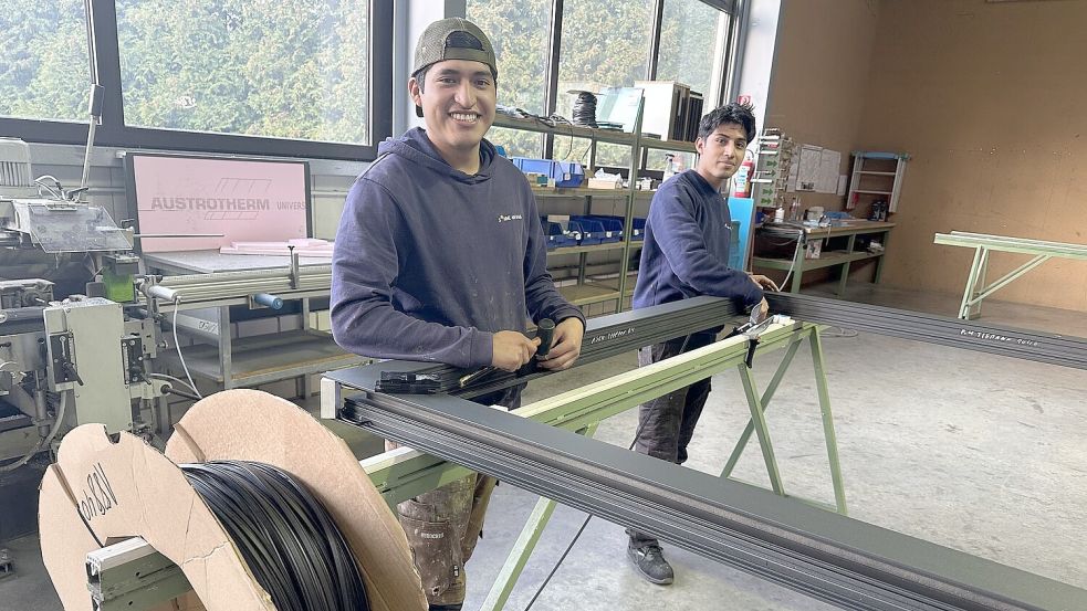 Edgar Lopez Duran und Ricardo Timinez sind als Mechatroniker beim Wintergartenzentrum Meyer in Ihrhove beschäftigt. Foto: Wachstumsregion Ems-Achse