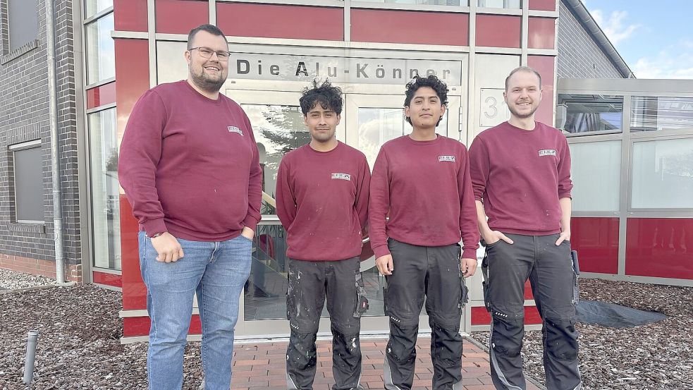 Firmeninhaber Malte Eschen (links) und Ausbildungsleiter Lukas Schlünder (rechts) sind sehr zufrieden mit ihren neuen Mitarbeitern Israel Morales (2. von links) und Hugo Ramirez. Foto: Wachstumsregion Ems-Achse