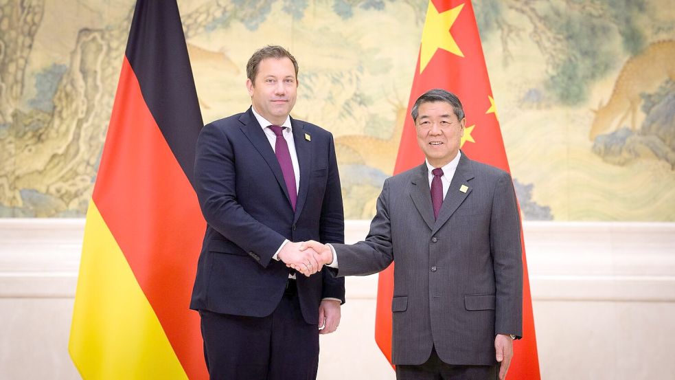 Klingbeil traf in Peking den chinesischen Vizepremier He Lifeng. Foto: Bernd von Jutrczenka/dpa