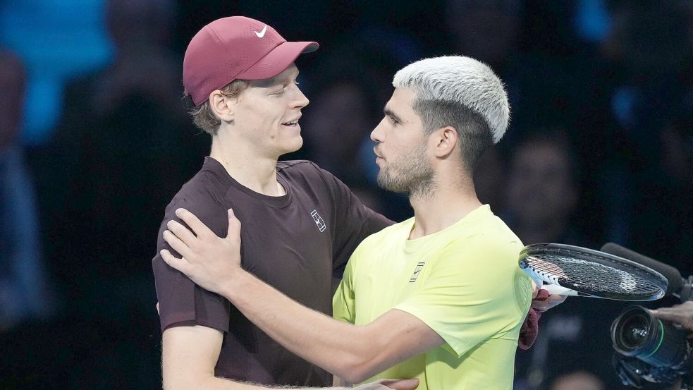 Rivalen auf dem Platz, Freunde im Leben: Jannik Sinner (l) und Carlos Alcaraz. Foto: Antonio Calanni/AP/dpa
