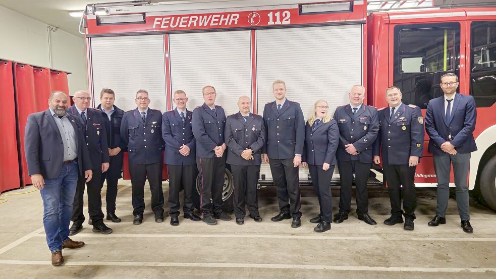 Führungswechsel bei der Feuerwehr Friesoythe (von links): Bürgermeister Sven Stratmann, Stephan Norenbrock, Janek Günter, Dennis Poppenheger, Florian Hinrichs, Tobias Tangemann, Florian Ströher, Andre Norenbrock, Alina Pahlke, Andreas Wittig, Arno Rauer, Henning Kamps. Foto: Jens Kotte/Feuerwehr Friesoythe