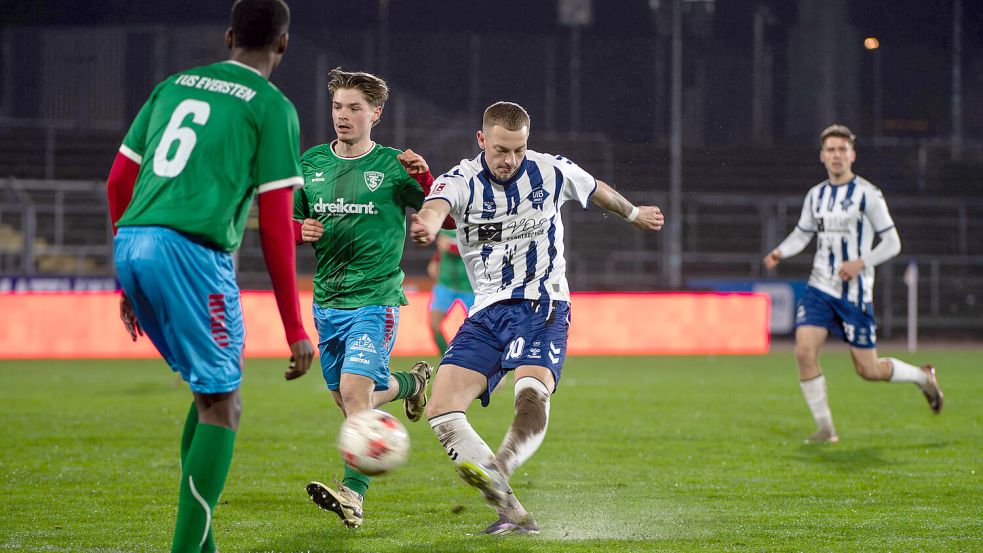 In Trikots des Oldenburger Stadtteil-Klubs TuS Eversten trat Eintracht Norderstedt beim VfB Oldenburg an. Foto: Imago