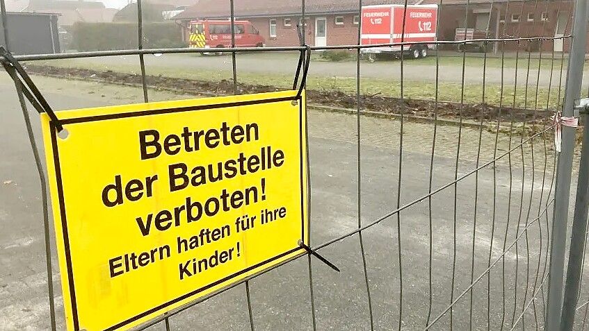 Gesperrt: Den Parkplatz beim Sportpark Obenende an der Hans-Nolte-Straße umsäumt ein Bauzaun. Foto: Gerd Schade
