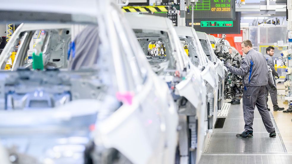 Besonders in Bedrängnis: Mitarbeiter der Automobilindustrie – hier bei VW in Wolfsburg. Foto: Julian Stratenschulte/dpa/Archiv