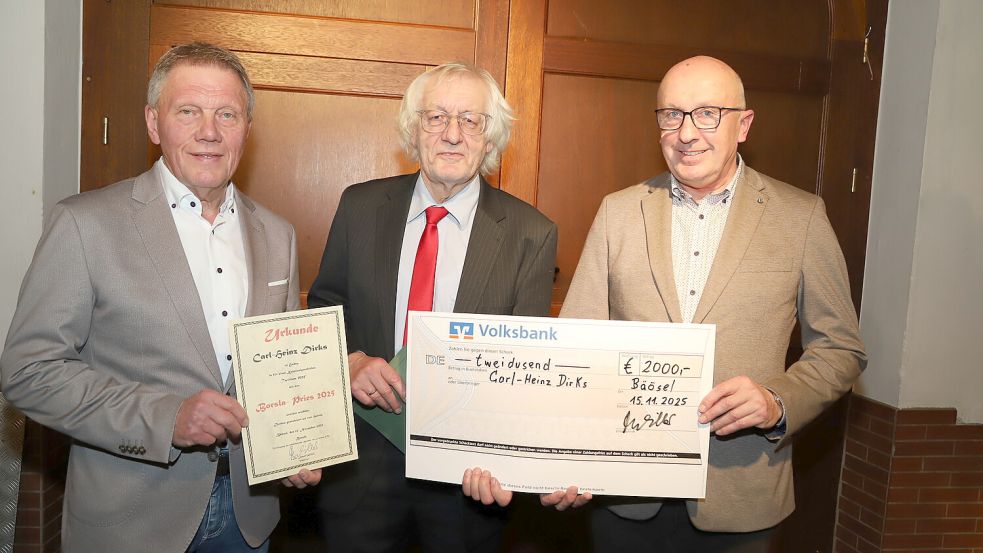 Den 29. Borsla-Preis erhielt Carl-Heinz Dirks (Mitte) aus Emden. Urkunde und Preisgeld überreichten Reinhard Lanfer (links) und Heinrich Kühter. Foto: Hans Passmann