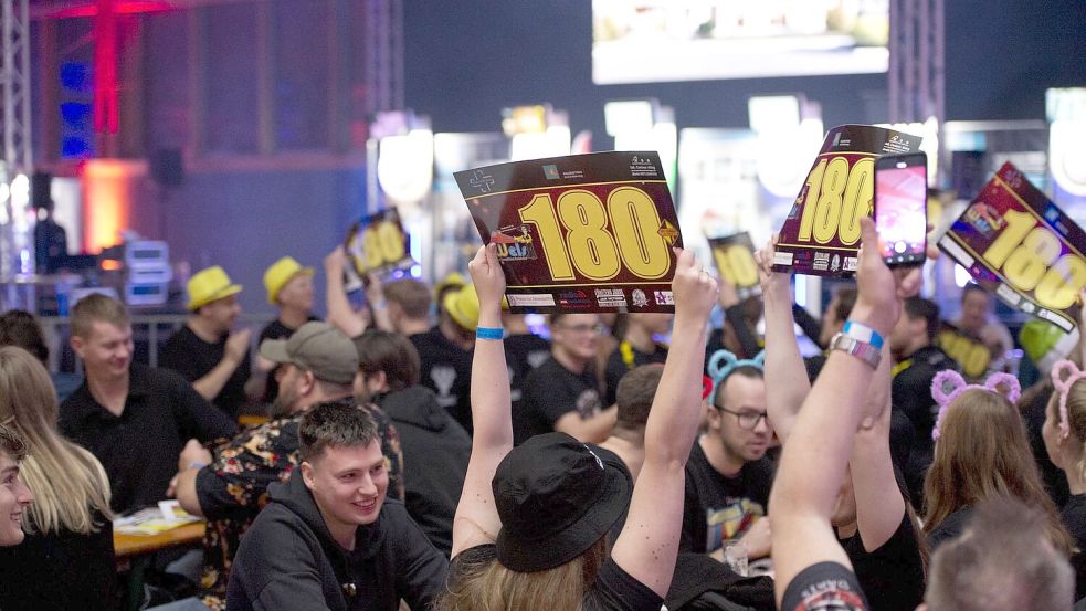 Ein Stück London in Osnabrück: Mit dem „Helli-Pally“ lockt der SV Hellern in diesem Jahr das erste Mal zum größten Darts-Event der Stadt. Foto: Philipp Hülsmann
