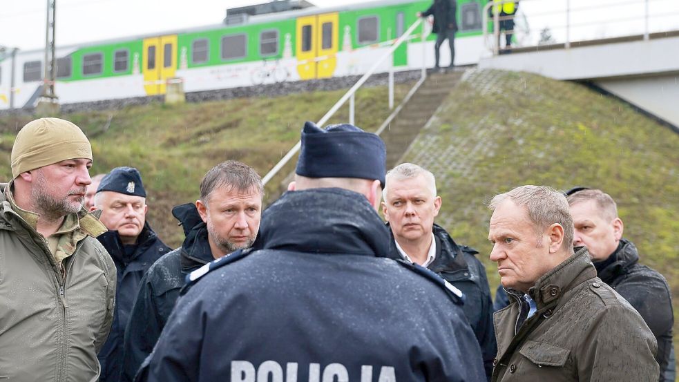 Ministerpräsident Tusk besichtigte die beschädigte Eisenbahnstrecke. Foto: KPRM/AP/dpa