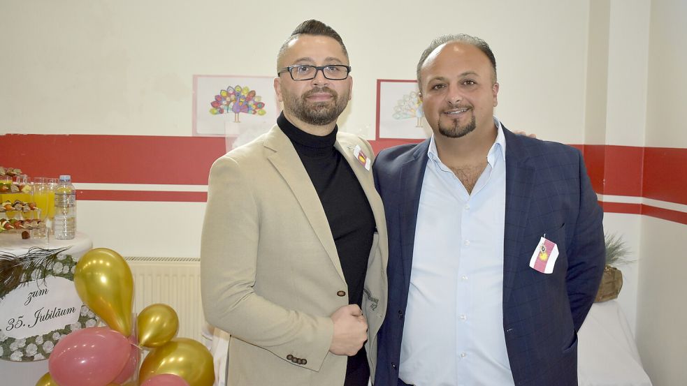 Volkan Pamukcu (links) und Kadri Tunc sind die Vorsitzenden des Yezidischen Kulturvereins. Foto: Vivien Buntjer