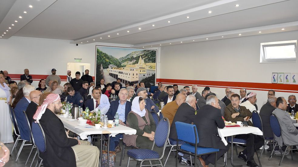 Der Yezidische Kulturverein Ostfriesland hat ein eigenes Haus in Warsingsfehn. Dort wurde kürzlich das 35-jährige Bestehen gefeiert. Foto: Vivien Buntjer