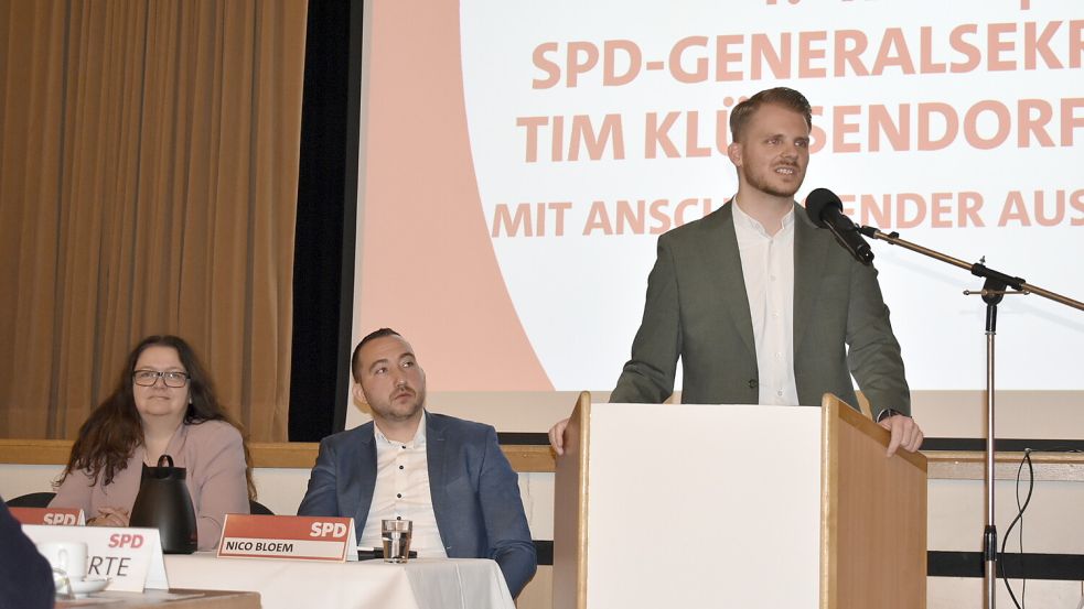 SPD-Generalsekretär Tim Klüssenhoff sprach auf dem Kreisparteitag in Bunde. Foto: Vivien Buntjer