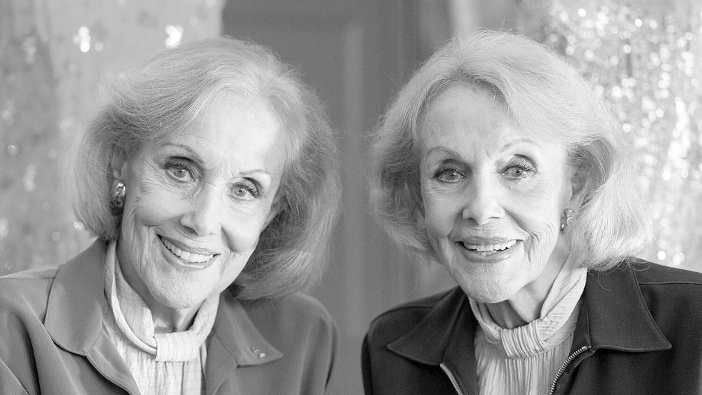 Alice (l.) und Ellen Kessler wurden als Sängerinnen und Tänzerinnen international berühmt. (Archivbild) Foto: Lennart Preiss