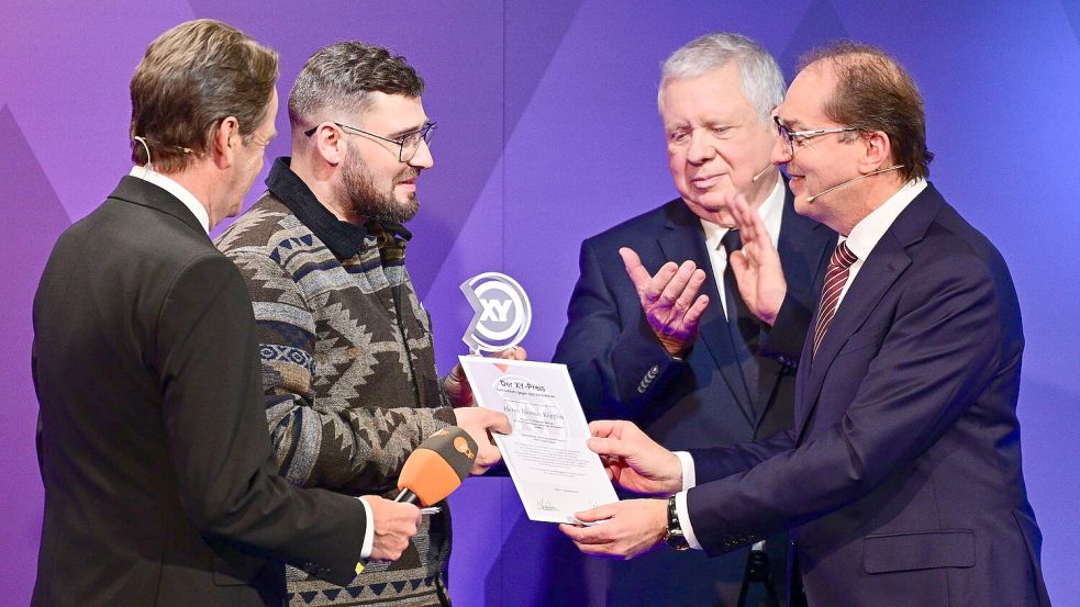 Thomas Köpplin (zweiter von links) aus Schweinfurt wurde geehrt. Foto: Sebastian Christoph Gollnow/dpa