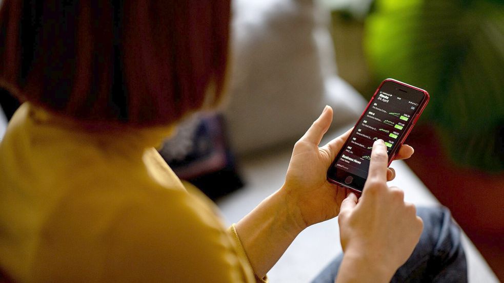 Auch die finanziellen Entscheidungen junger Menschen werden durch soziale Medien stärker beeinflusst als bei älteren Generationen. (Symbolbild) Foto: Fabian Sommer