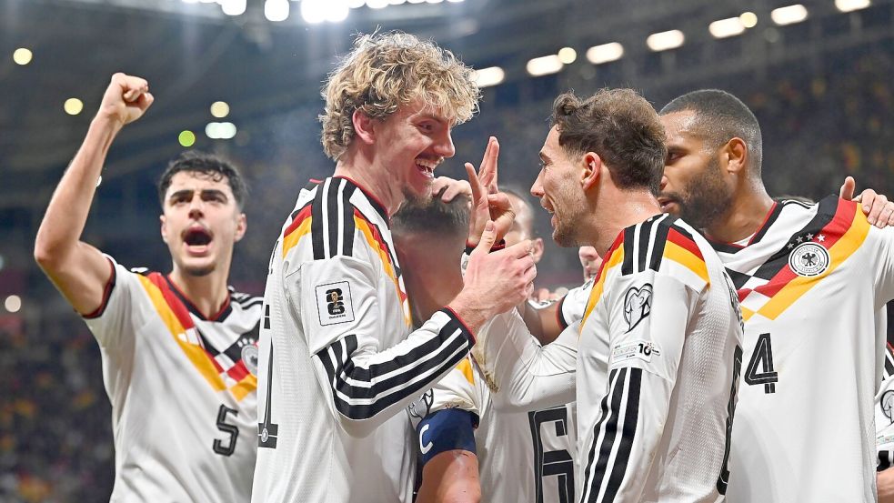 Nick Woltemade (2. v.l.) bejubelt den nächsten Treffer mit seinen Kollegen. Foto: Michal Svítok