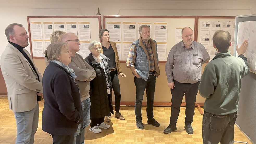 Marco von der Heyden (rechts) von der Planungsgesellschaft RV-K erläuterte den Teilnehmern des Fußverkehrs-Checks die Ergebnisse. Foto: Carsten Ammermann