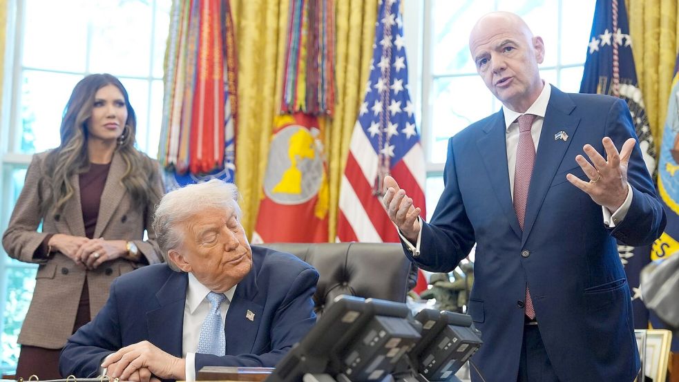 US-Präsident Donald Trump (M) droht mit Spielverlegungen, FIFA-Präsident Gianni Infantino gibt sich zurückhaltend. Foto: Evan Vucci/AP/dpa