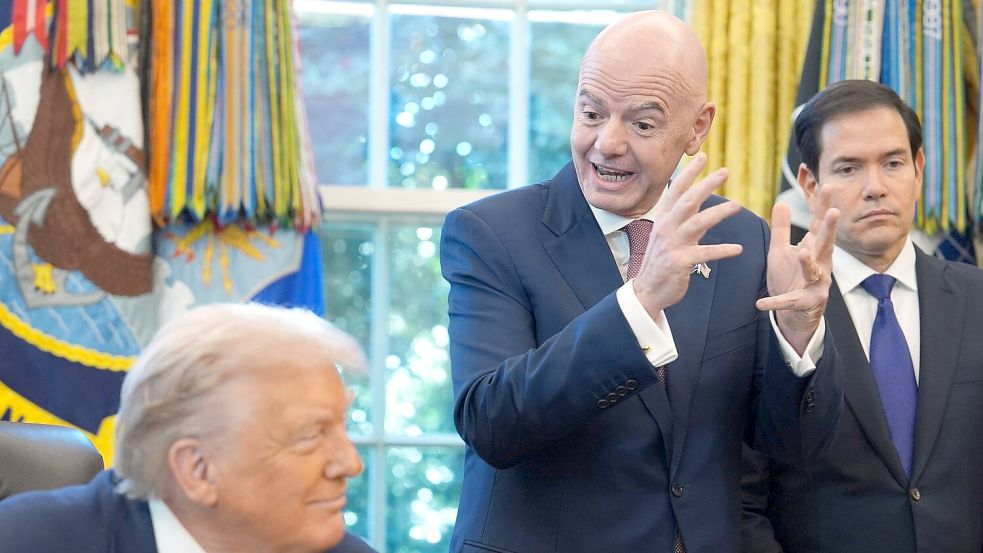 FIFA-Präsident Gianni Infantino (r) hält die USA als WM-Gastgeber für ein sicheres Land. Foto: Evan Vucci/AP/dpa