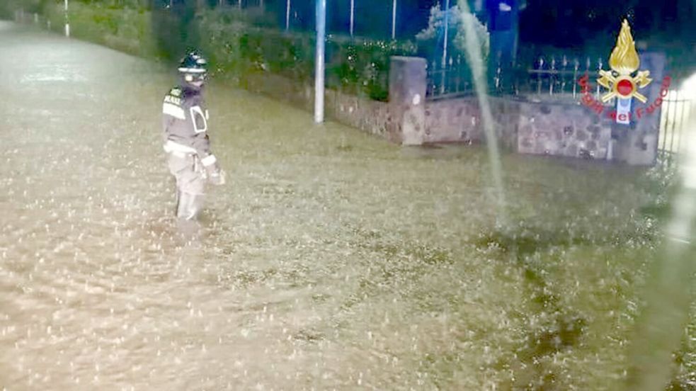 In der Region hatte es in den vergangenen Tagen heftig geregnet. Zahlreiche Straßen sind überschwemmt. Viele Keller stehen unter Wasser. Foto: -