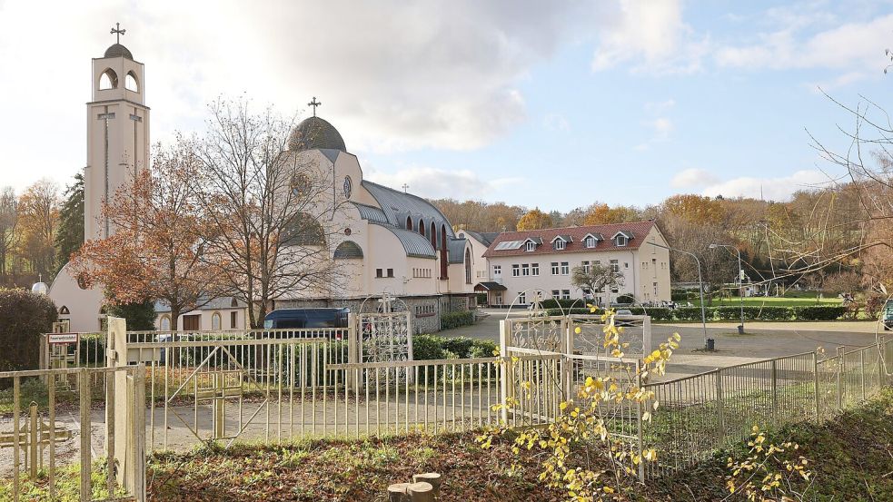 Den Angaben der Ermittler zufolge war das Kind unverletzt in einem Kinderwagen. Foto: Christian Lademann/dpa