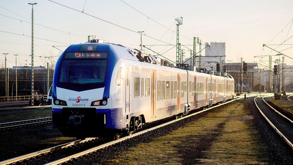 Oldenburg: Eine Regio-S-Bahn der Nordwestbahn fährt am Morgen in den Hauptbahnhof Oldenburg ein. Weil die Brücke über die Hunte einen Schaden hat, ist der Bahnverkehr in der ganzen Region eingeschränkt. Foto: Hauke-Christian Dittrich/dpa