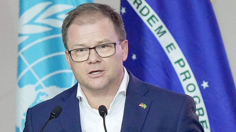 Umweltminister Carsten Schneider sagte, es gehe darum, sich von fossilen Energieträgern „zu befreien“. Foto: Fernando Llano/AP/dpa