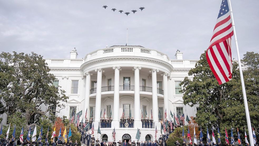 Kampfjets - unter anderem vom Typ F-35 - fliegen über das Weiße Haus, als der US-Präsident Saudi-Arabiens Kronprinzen empfängt. Foto: Mark Schiefelbein/AP/dpa