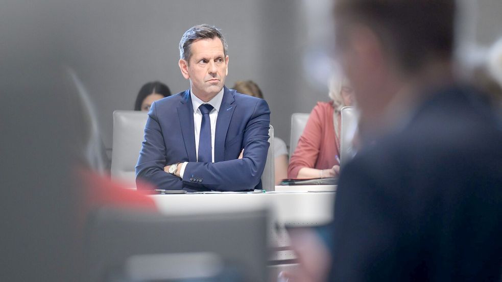 Olaf Lies sieht unter anderem gewaltverherrlichende Inhalte in den sozialen Medien als Gefahr für Kinder. (Archivbild) Foto: Julian Stratenschulte