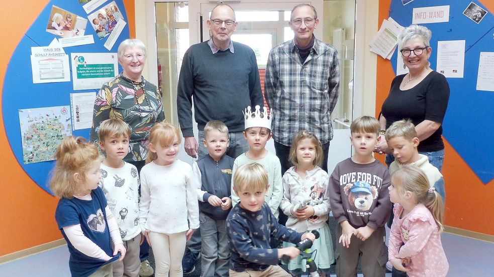 Im Kindergarten „Abenteuerland“ in Völlenerkönigsfehn freut sich Leiterin Anke Noack (oben rechts) gemeinsam mit mehreren Kindern über das neue Laufrad, das von der ADFC-Ortsgruppe und Bernd Wilkens übergeben wurde. Foto: Gemeinde Westoverledingen