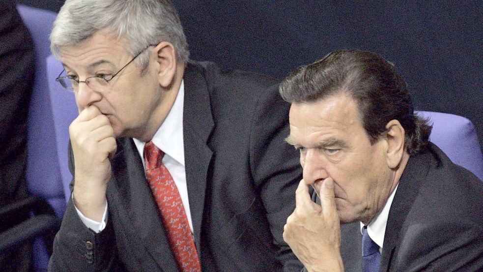 Bundeskanzler Gerhard Schröder hatte es mit noch knapperen Mehrheiten zu tun. (Archivbild) Foto: Peer Grimm/dpa