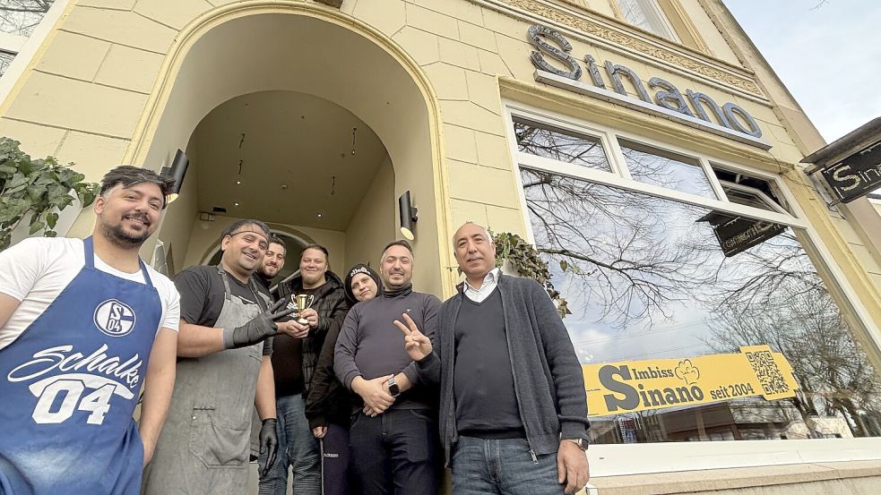 Sinan Sayan (von links), Bahram Khan, Mohamad Balo, Jens Wally (Schöpfer der Pizza Nr. 61), Sabrina Dietz, Suat Sayan und Mehmet Sayan gehören zum Team bei Sinano. Foto: Vera Vogt