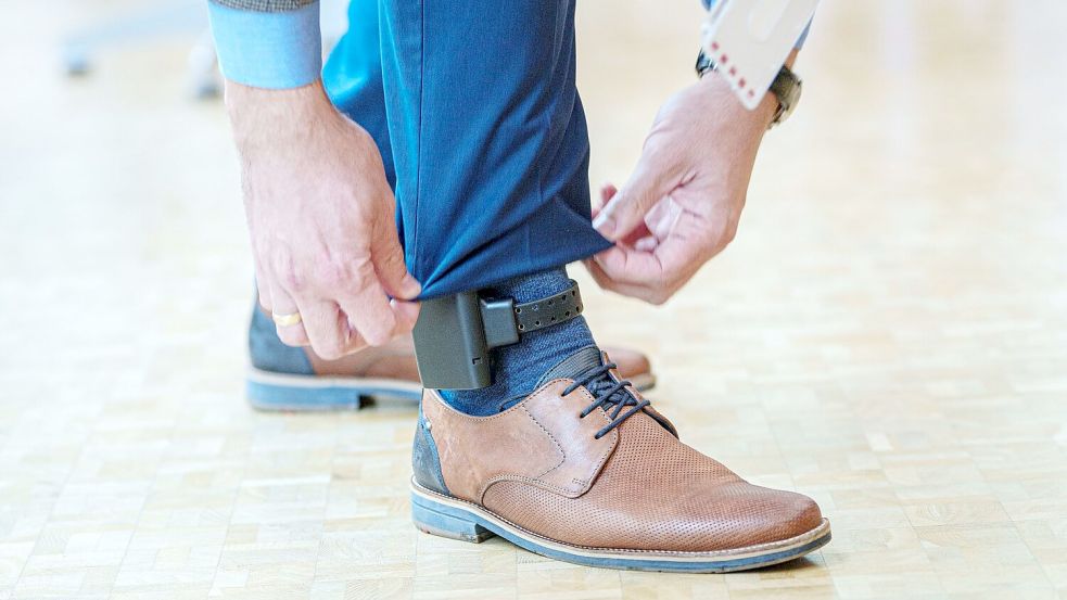 Die elektronische Fußfessel soll bei gewalttätigen Ex-Partnern oder Angehörigen ein Signal senden, wenn sich der Täter - bewusst oder unbewusst - dem Opfer nähert. (Symbolbild) Foto: Andreas Arnold