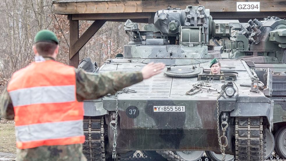 Der grenzüberschreitende Transport von schwerer Ausrüstung bereitet Militärplanern oft Sorgen - die EU-Kommission will Schwierigkeiten nun angehen. (Archivbild) Foto: Armin Weigel