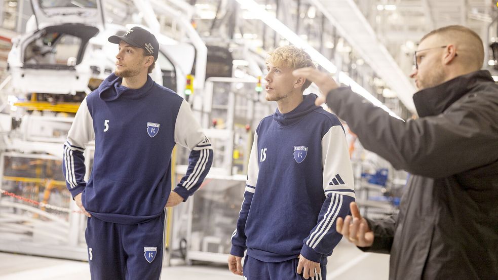 Die Emder Regionalliga-Spieler Peer Mahncke (links) und Bent Andresen (Mitte) erhielten bei einem Rundgang Einblicke in die Produktion des Automobilherstellers in Emden. Foto: Tobias Bruns/BSV Kickers Emden
