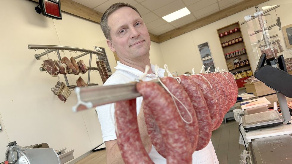 Daniel Hanneken präsentiert mehrere Würste. Foto: Dirk Hellmers