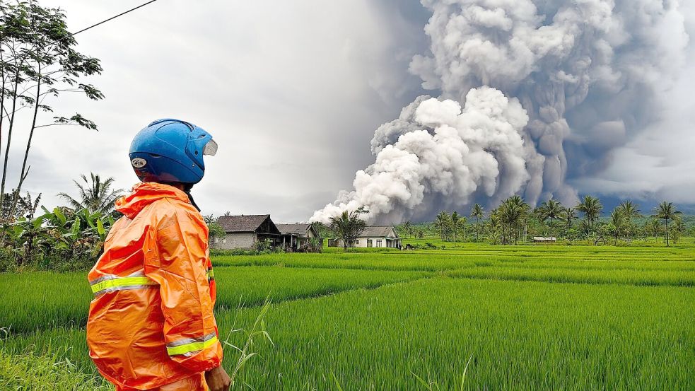Die Aschesäule ist weithin zu sehen. Foto: Dwi Sasongko/XinHua/dpa