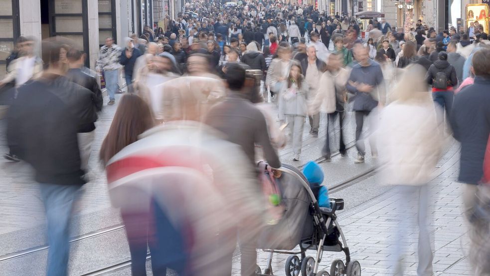Die Einkaufsstraße Istiklal in Istanbul ist bei Touristen beliebt Foto: Ahmed Deeb/dpa