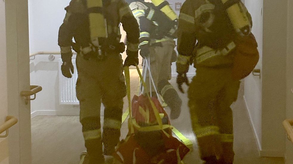 Mit Atemschutz wurde eine Person ins Freie gebracht. Foto: Thomas Giehl/Feuerwehr