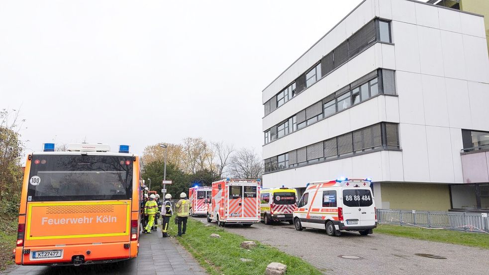 Mehrere Schüler wurden vorsorglich ins Krankenhaus gebracht. Foto: Jan Ohmen/dpa