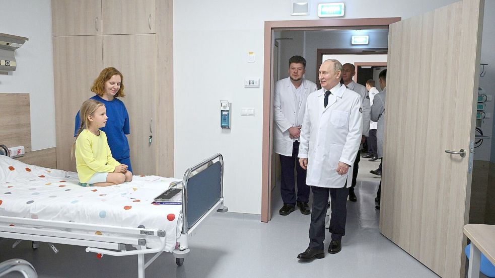 Im Ärztekittel hat sich Putin schon öfter präsentiert, als Patient lässt er sich jedoch nicht ablichten. (Archivbild) Foto: Alexey Filippov/Pool Sputnik Kre