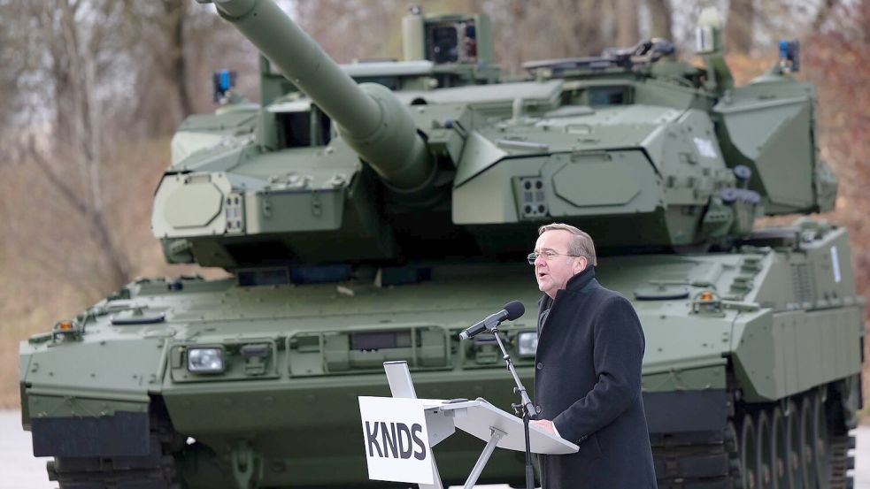 Verteidigungsminister Bois Pistorius bei der Präsentation des neuen Leopard 2 A8. Foto: Sven Hoppe