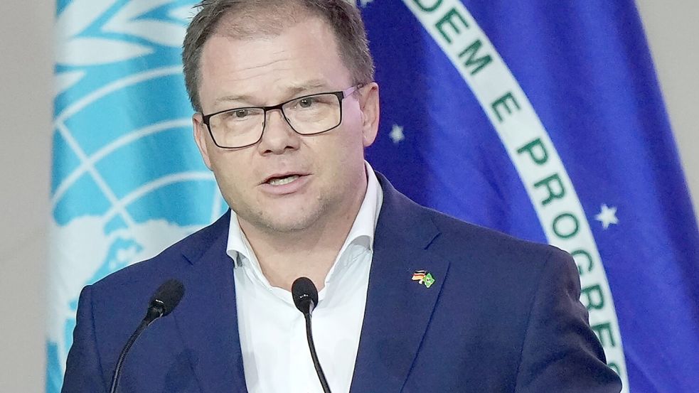 Umweltminister Schneider und Entwicklungsministerin Reem Alabali Radovan kündigten an, dass Deutschland für einen neuen Fonds zum Schutz des Regenwalds eine Milliarde Euro über einen Zeitraum von zehn Jahren bereitstellt. Foto: Fernando Llano/AP/dpa